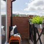 Stylish 2 Bed Flat Near Station, Parking, Sleeps 6