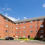 Stylish 2 Bed Flat Near Station, Parking, Sleeps 6