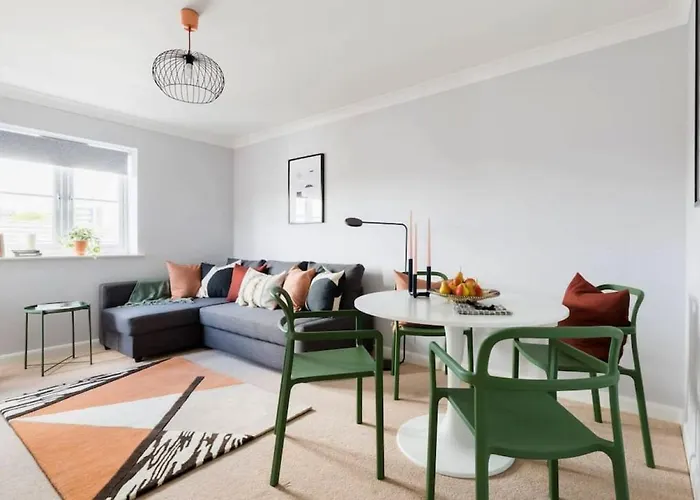 Stylish 2 Bed Flat Near Station, Parking, Sleeps 6