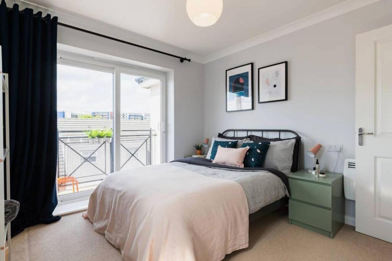 Stylish 2 Bed Flat Near Station, Parking, Sleeps 6