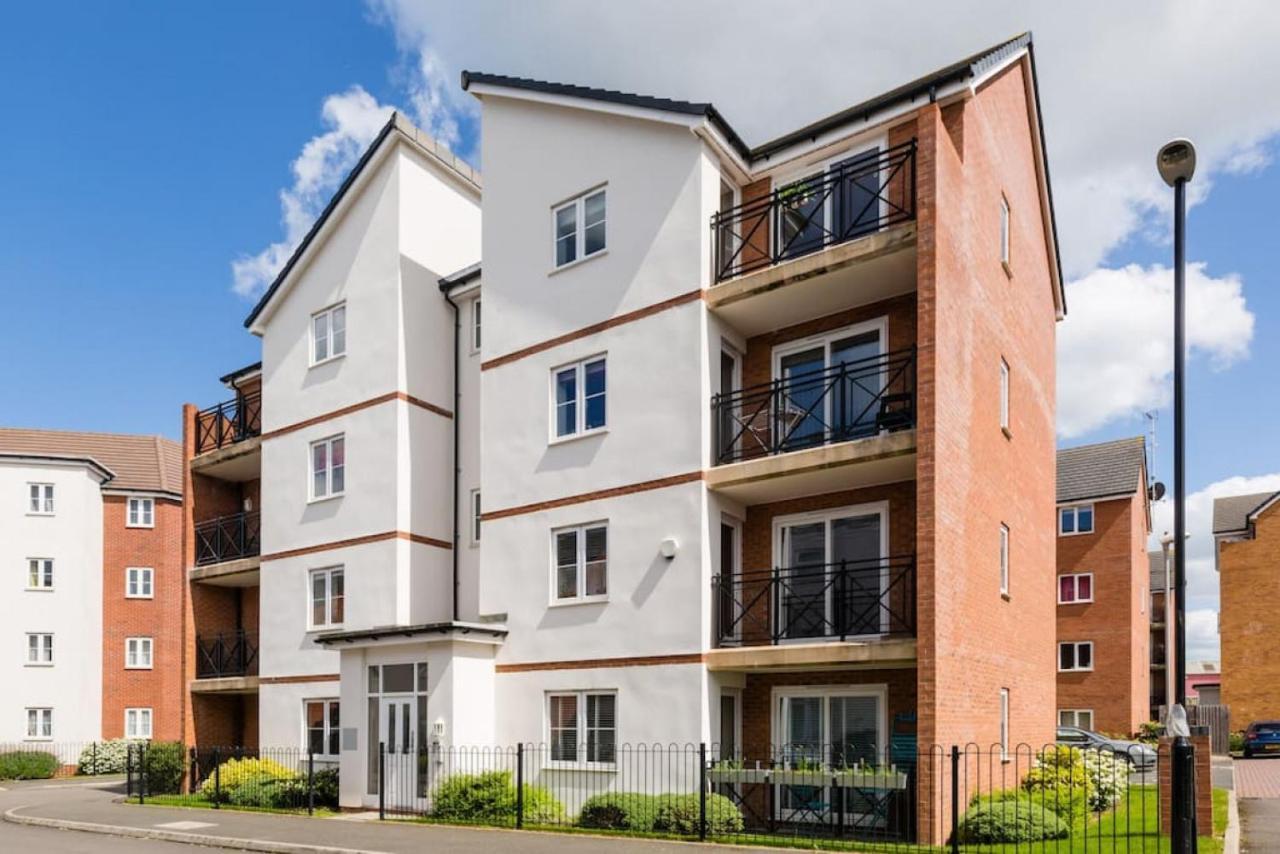 Apartment Stylish 2 Bed Flat Near Station, Parking, Sleeps 6 Coventry