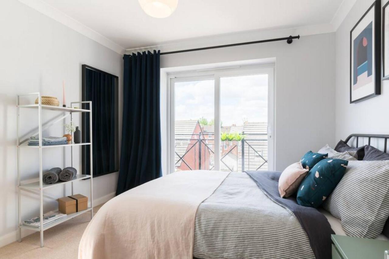 Stylish 2 Bed Flat Near Station, Parking, Sleeps 6 Apartment Coventry