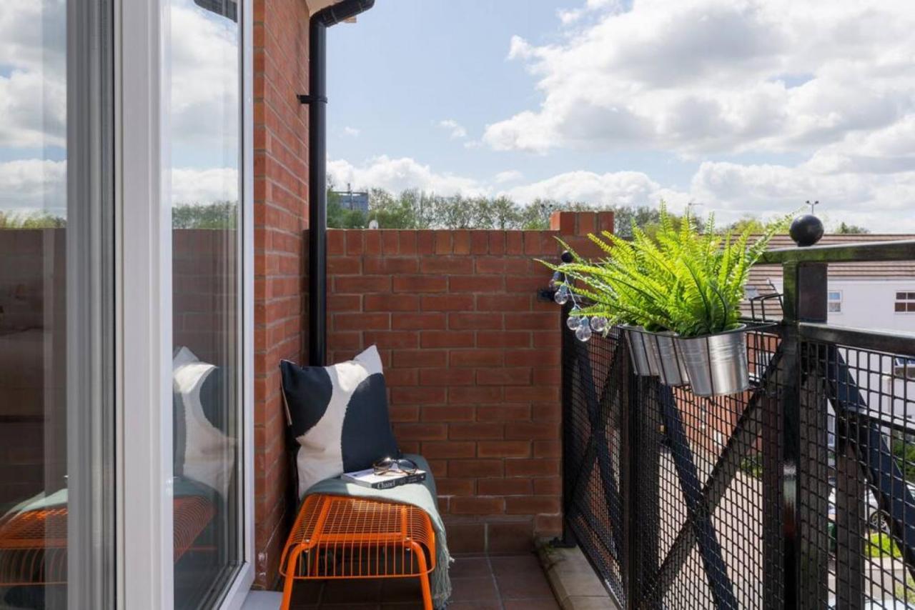 Stylish 2 Bed Flat Near Station, Parking, Sleeps 6