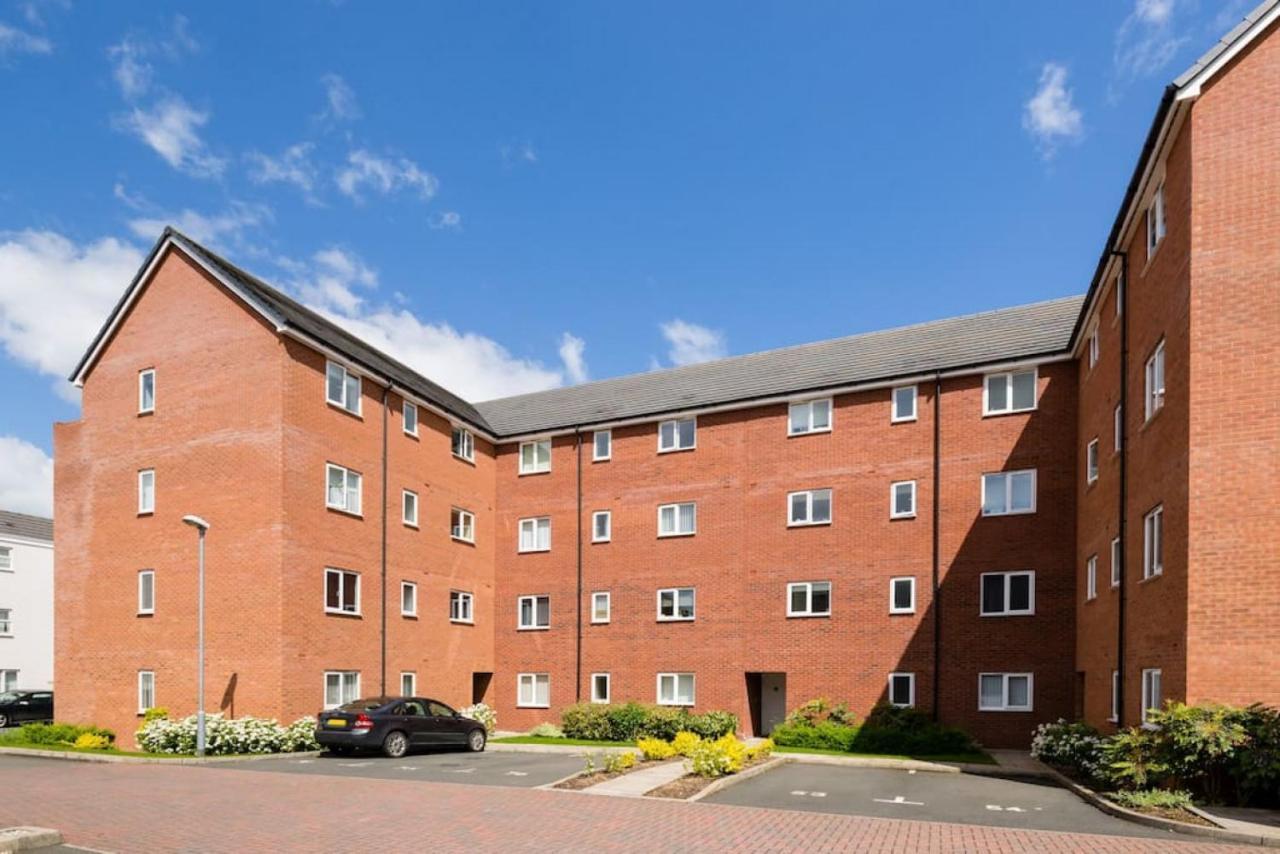 Stylish 2 Bed Flat Near Station, Parking, Sleeps 6 Apartment