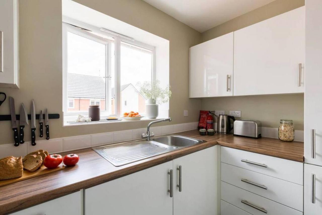 Stylish 2 Bed Flat Near Station, Parking, Sleeps 6 *
