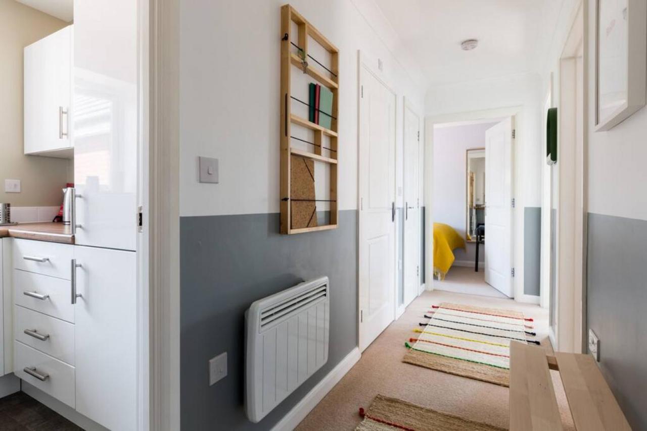 Stylish 2 Bed Flat Near Station, Parking, Sleeps 6 * Coventry