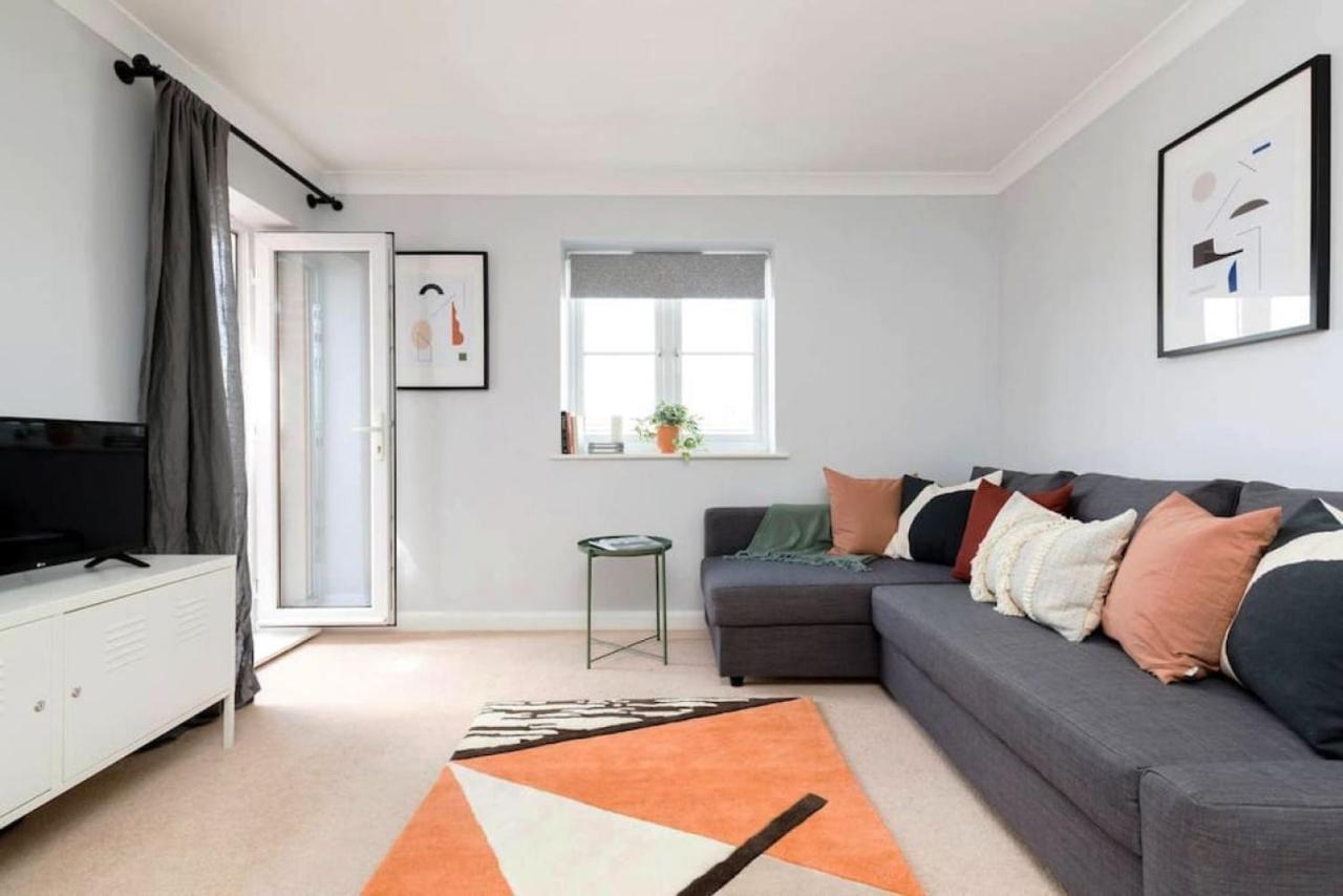 Stylish 2 Bed Flat Near Station, Parking, Sleeps 6 Apartment Coventry