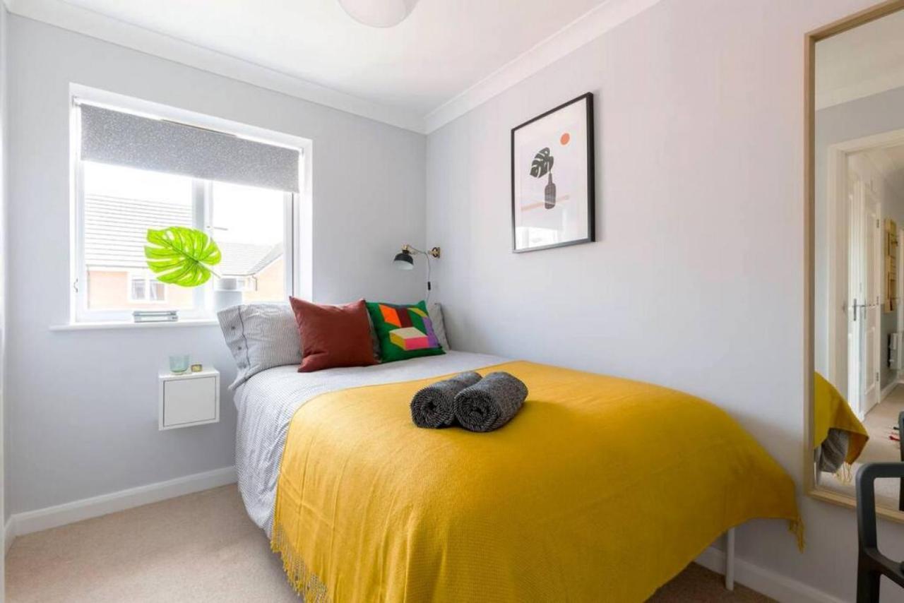 Apartment Stylish 2 Bed Flat Near Station, Parking, Sleeps 6 *