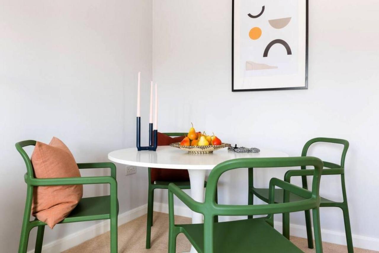Apartment Stylish 2 Bed Flat Near Station, Parking, Sleeps 6
