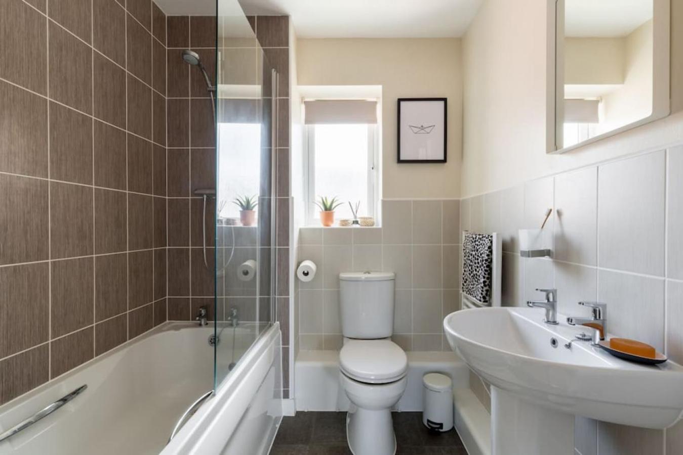 Apartment Stylish 2 Bed Flat Near Station, Parking, Sleeps 6 Coventry